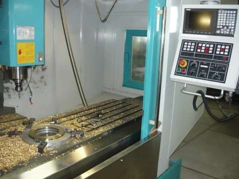 Torno CNC em operação